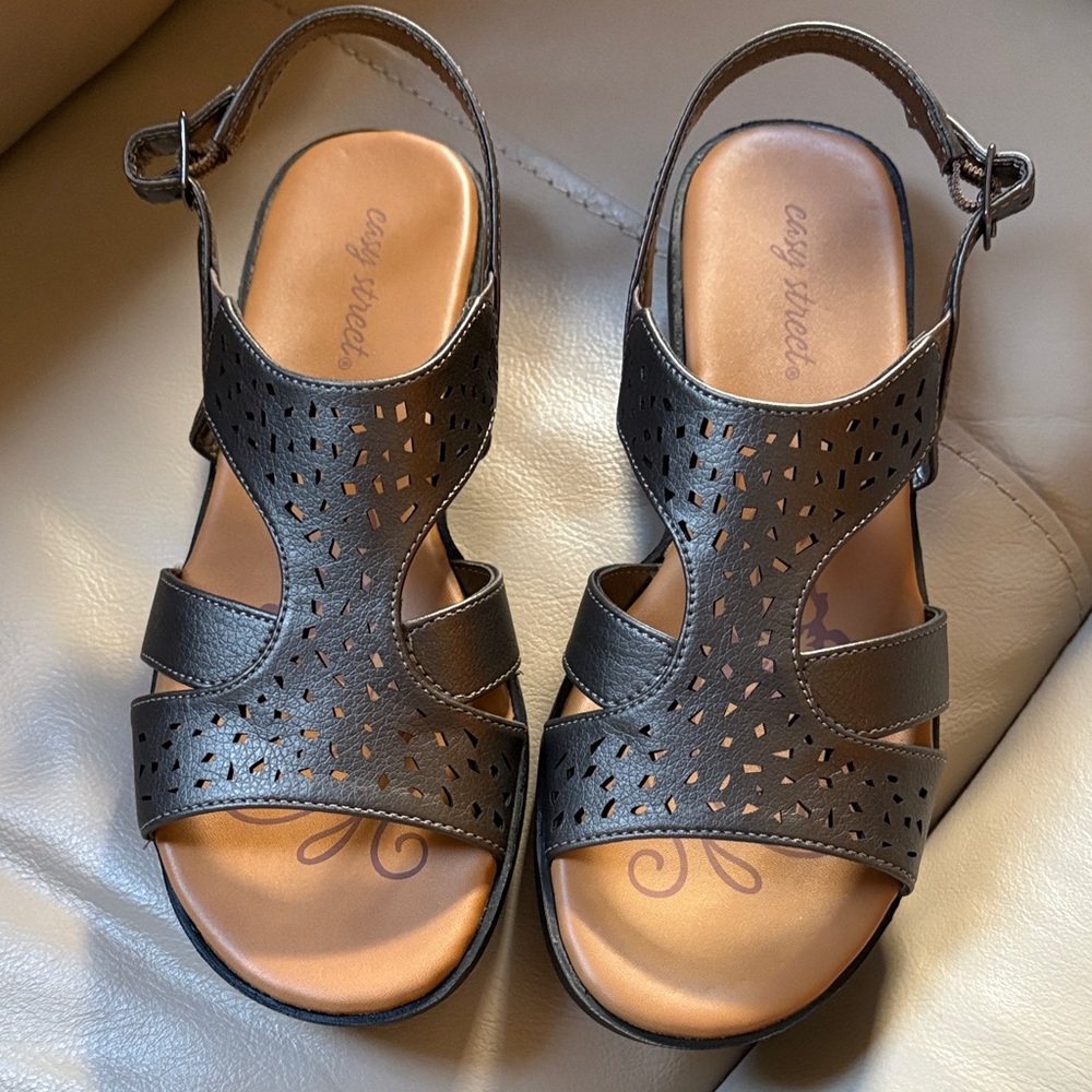 NWOT Easy Street pewter sandals